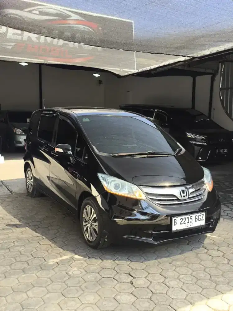 Freed PSD 2012 Matic Hitam