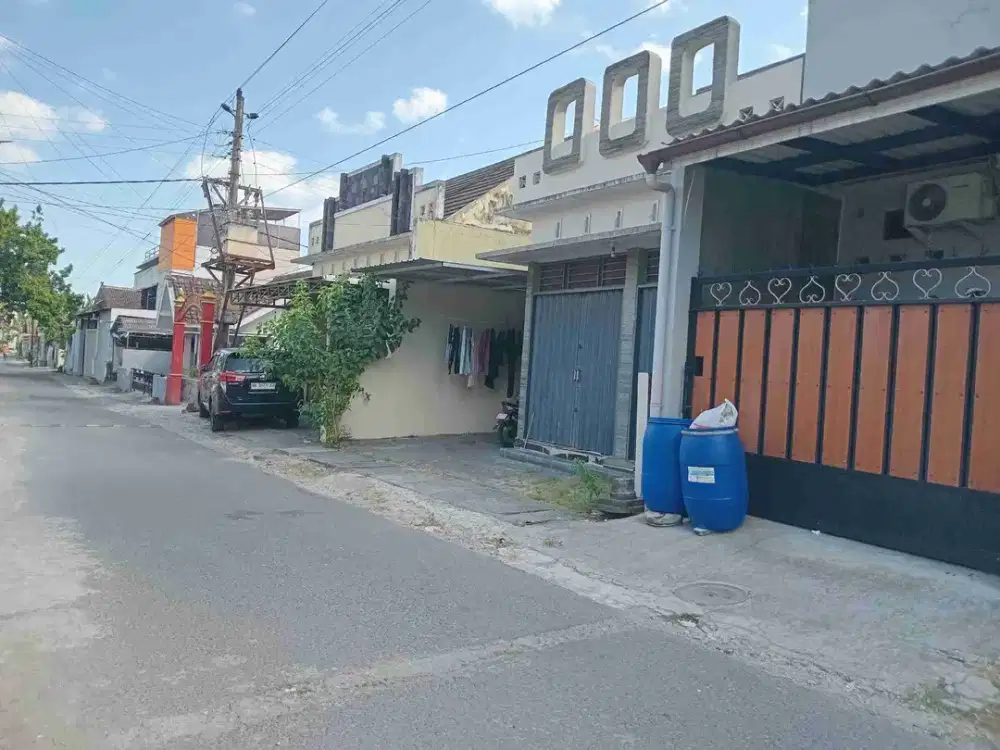 Rumah pinggir aspal, ada ruko nya 2 plong,cocok utk usaha lokasi di Sonopakis barat kampus UPY atau IKIP PGRI,