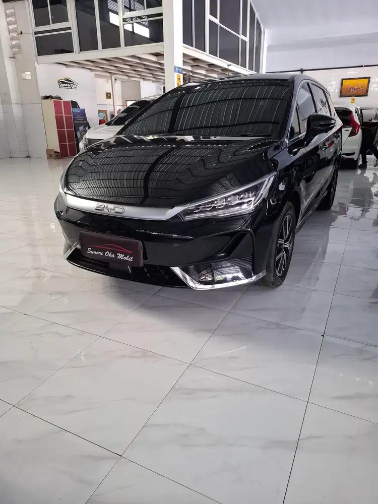 BYD M6 7 seater