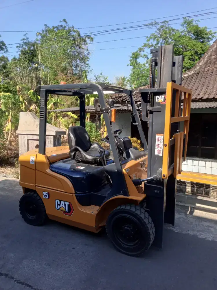 Forklift 2,5 ton Caterpillar 2021 barang apik