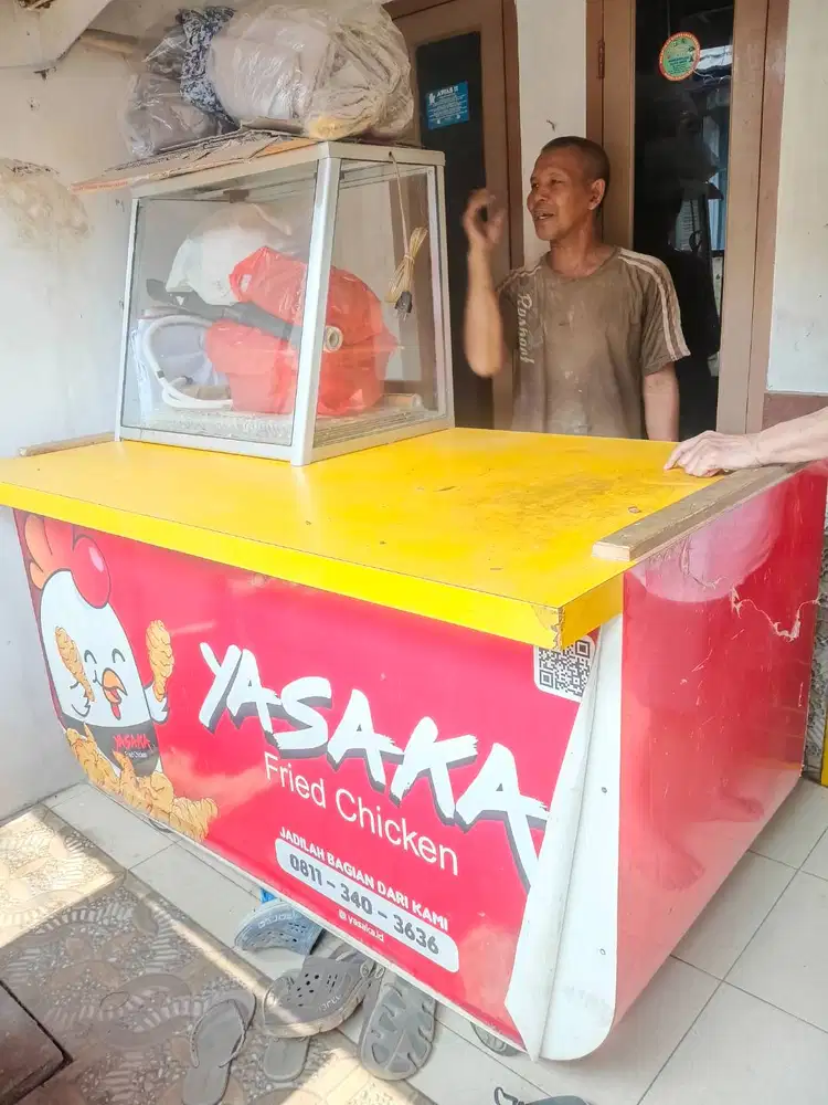Jual murah gerobak ex fried chicken  berikut etalase