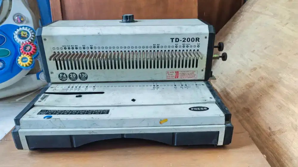 Mesin Jilid Spiral Kawat Topas TD-200R (Bekas / Second Normal)