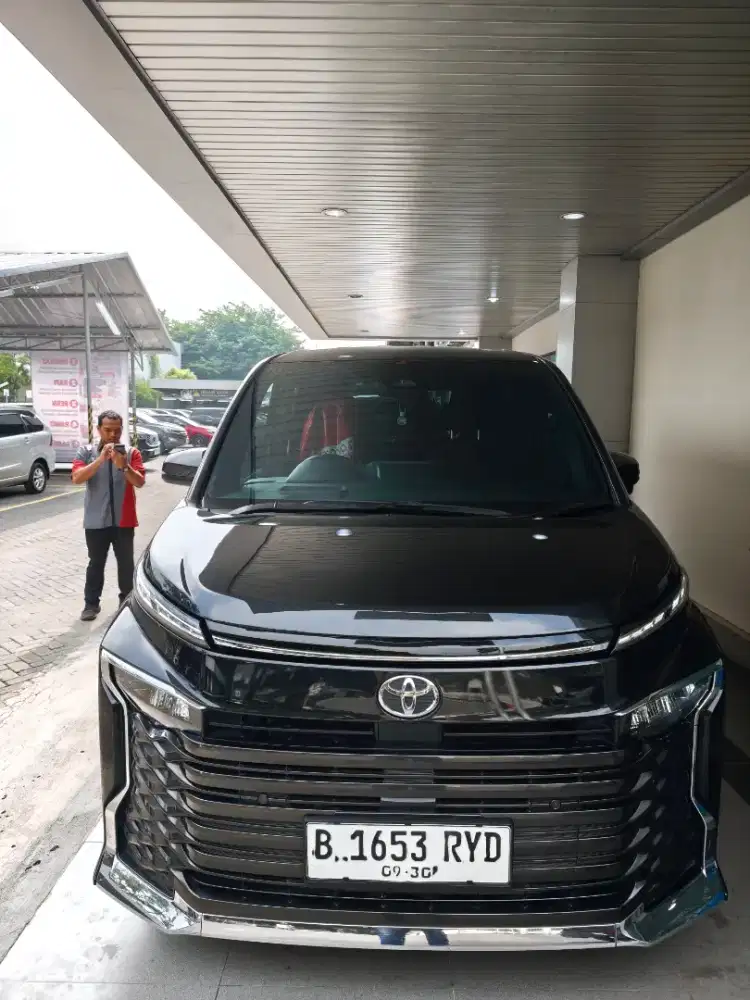 Toyota Voxy 2025 2.0 AT CBU