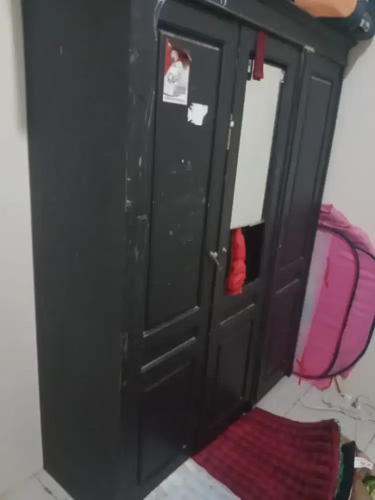 Lemari pakaian kayu warna hitam