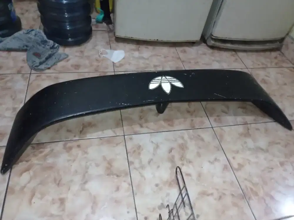 Spoiler mobil sedan, bekas punya soluna