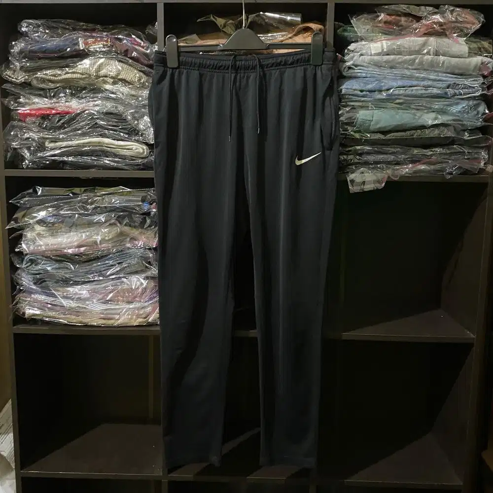 Trackpants Nike - Size L fit 33 - Celana olahraga hitam black