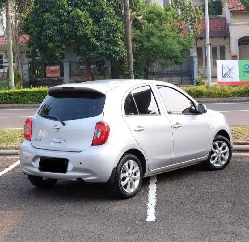 Nissan March L AT 2014 Silver Metalik Terawat KM 82 Ribuan Pajak Hidup