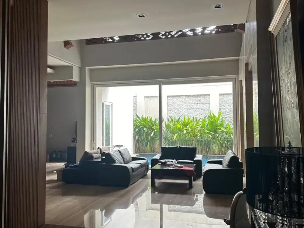 Rumah Mewah Pondok Indah dengan Kolam Renang Pribadi