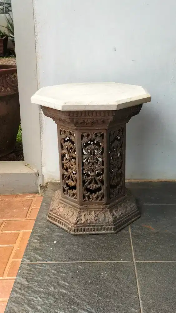 Meja dari besi tempa.