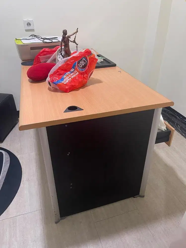 Meja kerja warna kayu