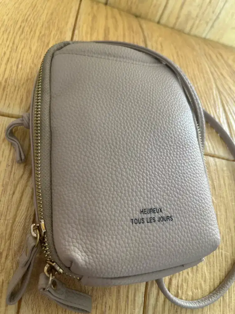 Heureux Tos Le Jours Smartphone Shoulder Bag