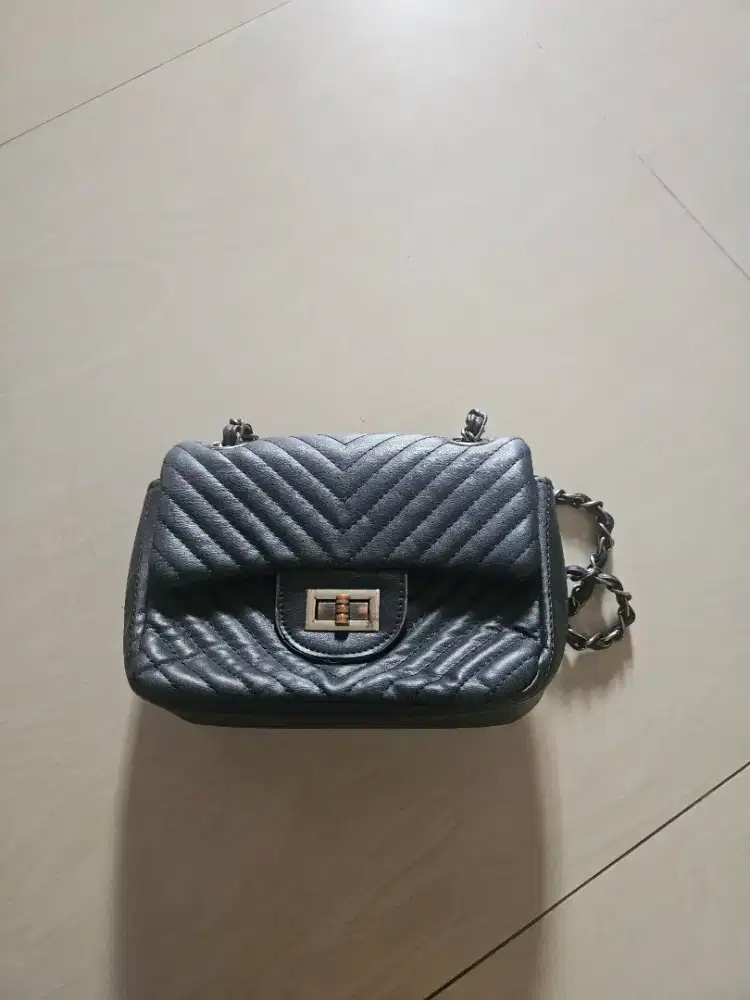 Tas hitam kecil