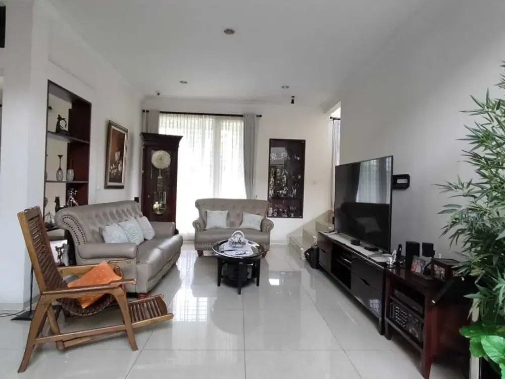 Rumah dengan halaman yg sangat Luas dan menarik