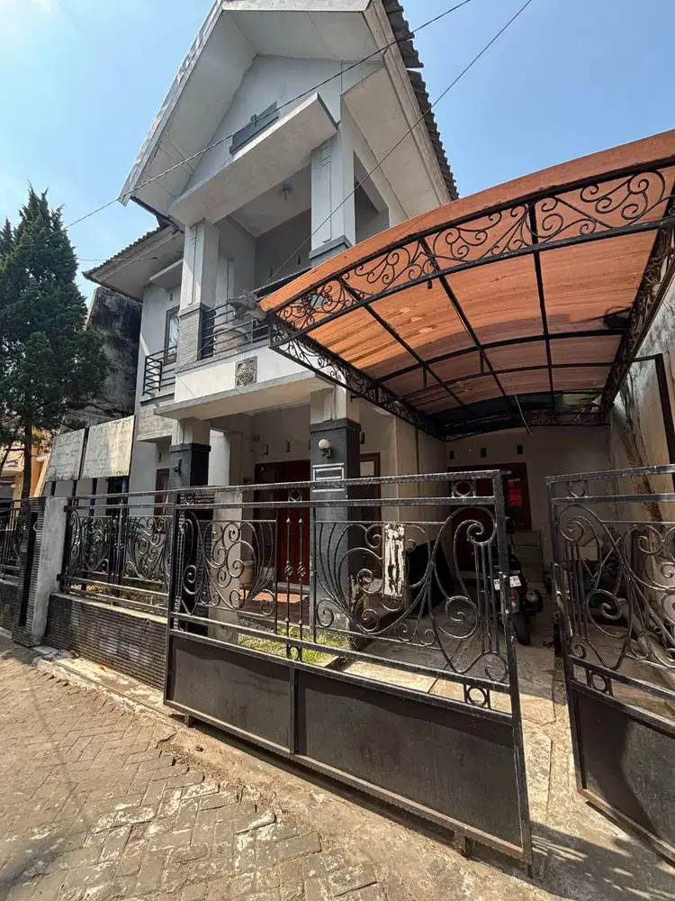 Rumah 2 Lantai SHM Dekat Amplaz | LT 220 m², LB 320 m²