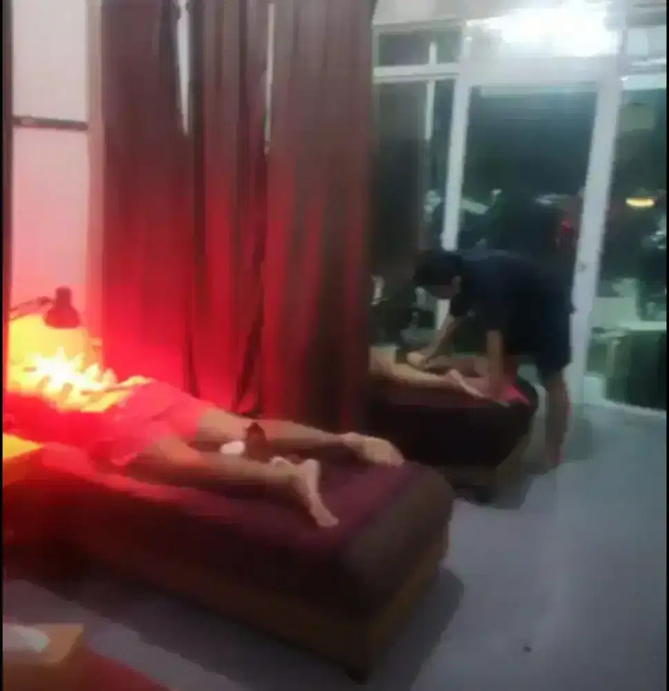 Terapis pijat refleksi dan bekam