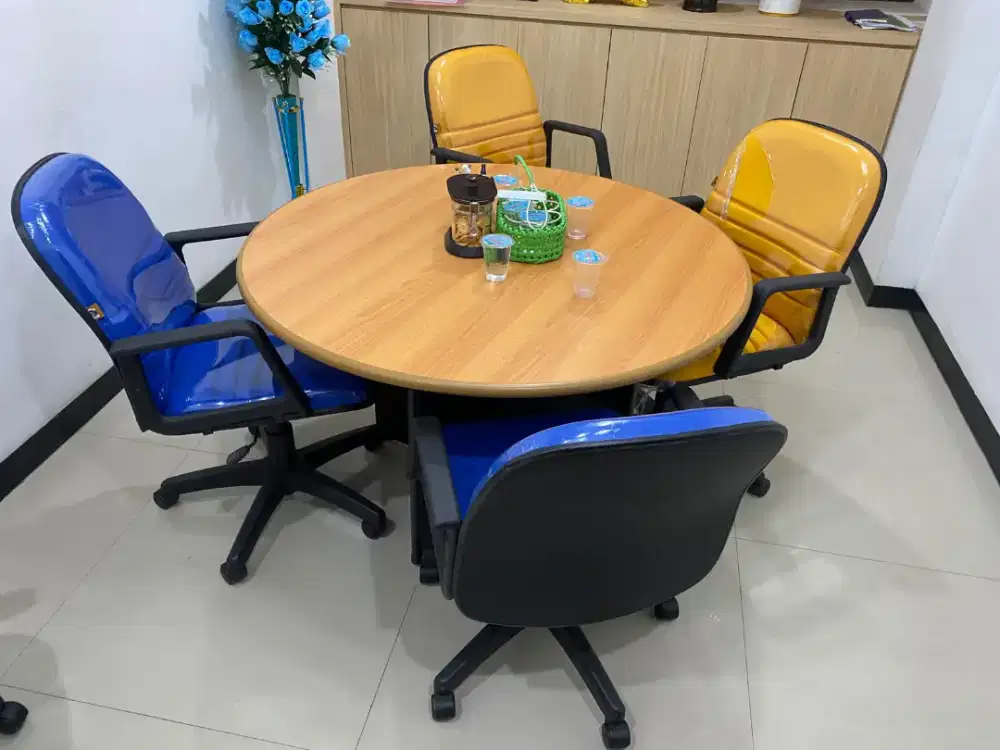 Set Meja Rapat Bulat Kayu Minimalis + 4 Kursi Kantor Putar Eks Kantor