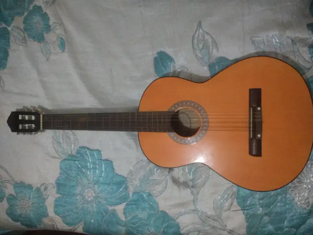 Dijual gitar akustik Yamaha C 330