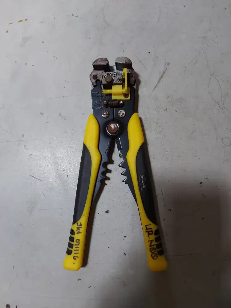 Alat potong kabel otomatis