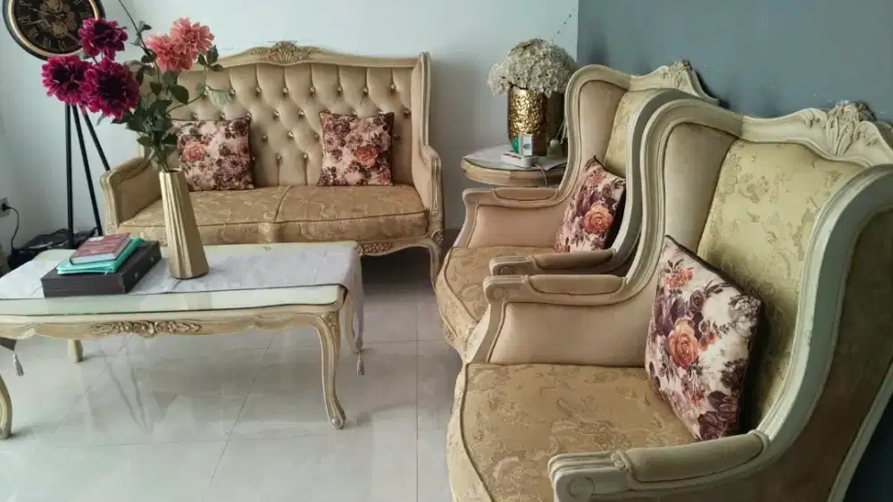 Set Sofa Tamu Klasik Mewah Gaya Ukiran Eropa + 2 Meja Kaca