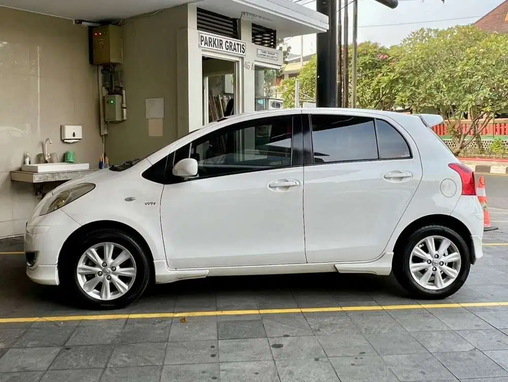 Toyota Yaris 2011 AT