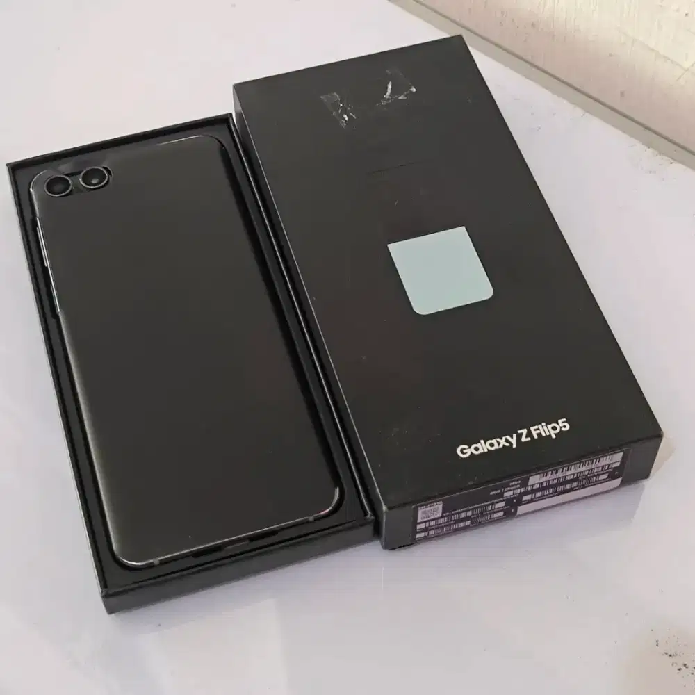 Second Like New Samsung Z Flip 5 8/256 Mint