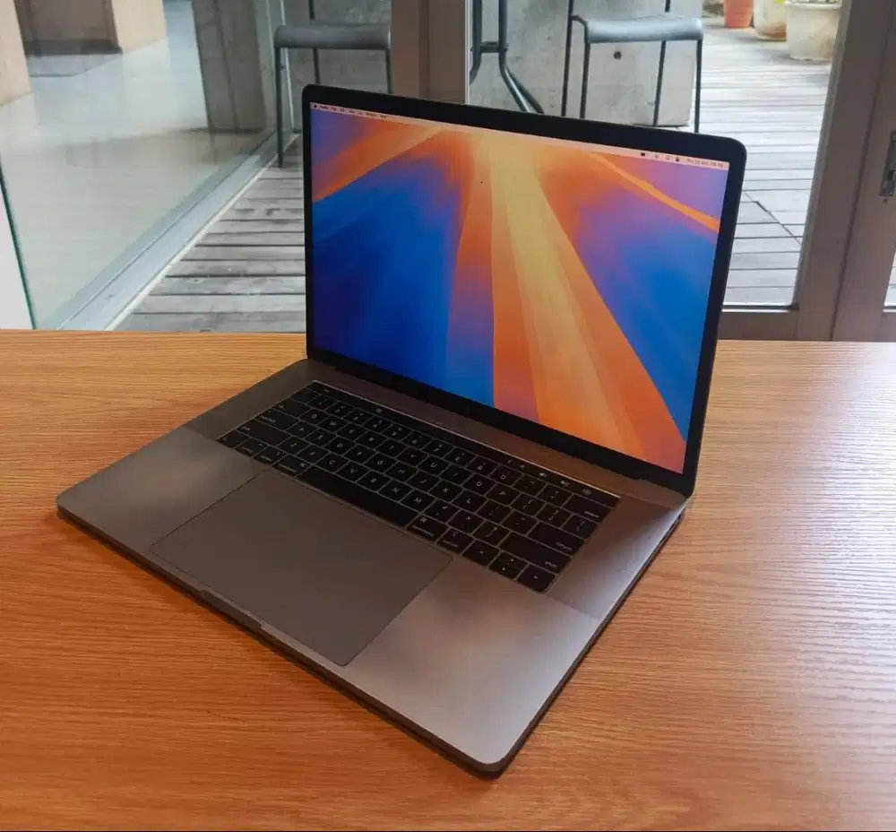 Macbook Pro 15 “ 2018 Corei7 16GB 512 GB Radeon Pro 555X 4GB CC 426