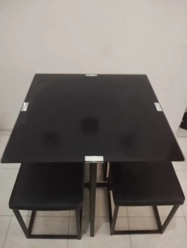 Meja makan kaca dan 4 kursi
