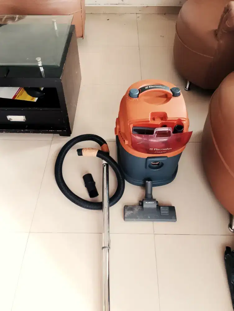 Vacum cleaner merek Electrolux