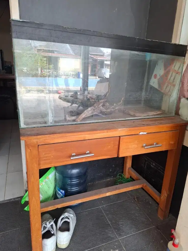 AQUARIUM DAN MEJA