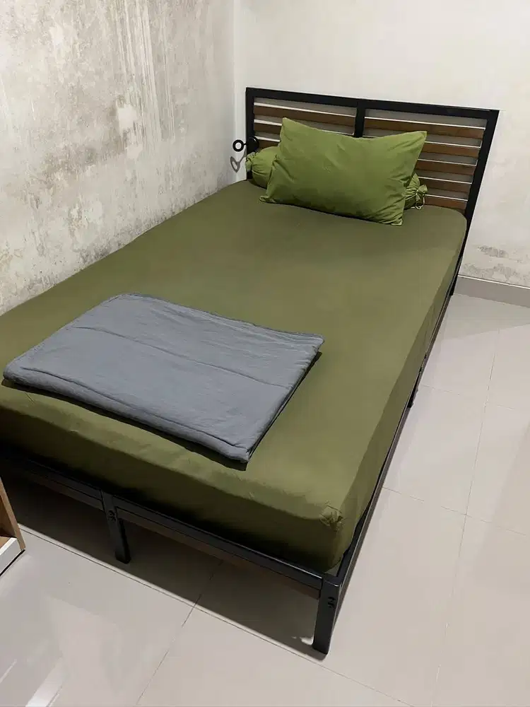 Set Kasur & Dipan Zinus 120x200, Masih Mulus, Harga Nego