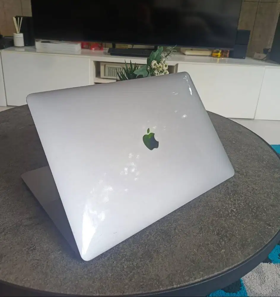 Macbook Pro 15 “ 2018 Corei7 16GB 256 GB Radeon Pro 555X 4GB CC1 Mulus