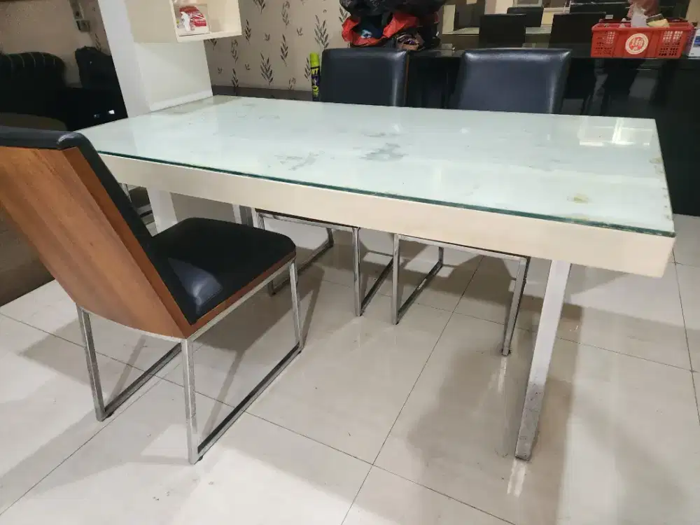 Meja makan 4 kursi