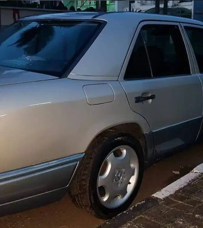 mercedes-benz e320 (1996)