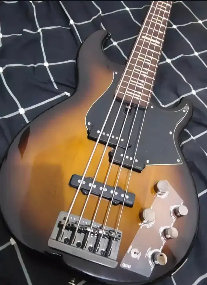Bass Yamaha BB735A