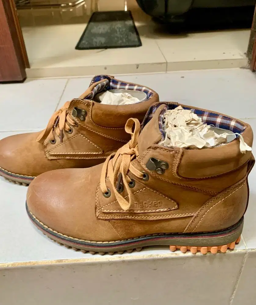 Sepatu Jim Joker