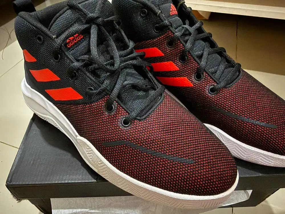 Sepatu Basket Pria ADIDAS