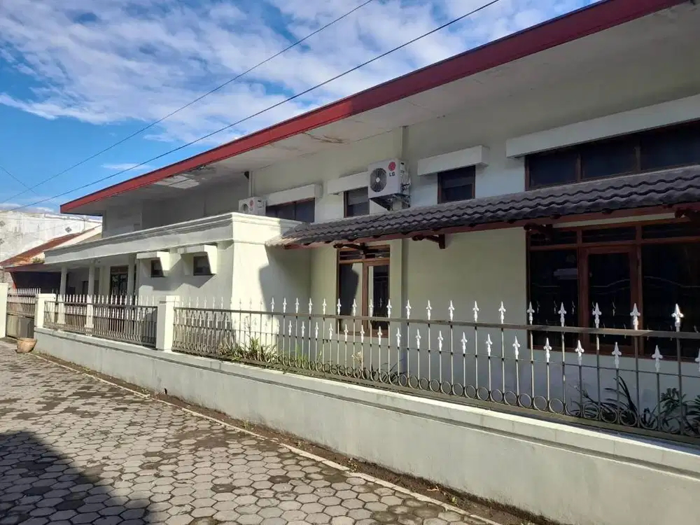 Dijual Cepat Rumah/Guest House, Dekat Gembira Loka & JEC, LT 420