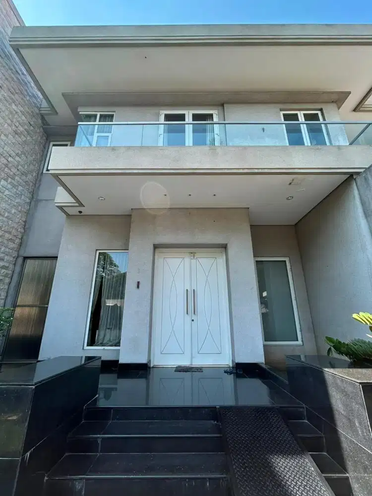 SIAP HUNI ! RUMAH ELITE GRAHA FAMILI / FAMILY TERAWAT HADAP JL RAYA