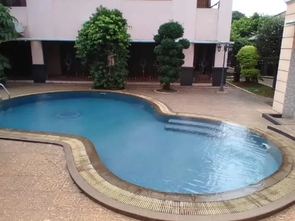 Rumah Besar Siap Huni dalam cluster di Raffles Hills Cibubur