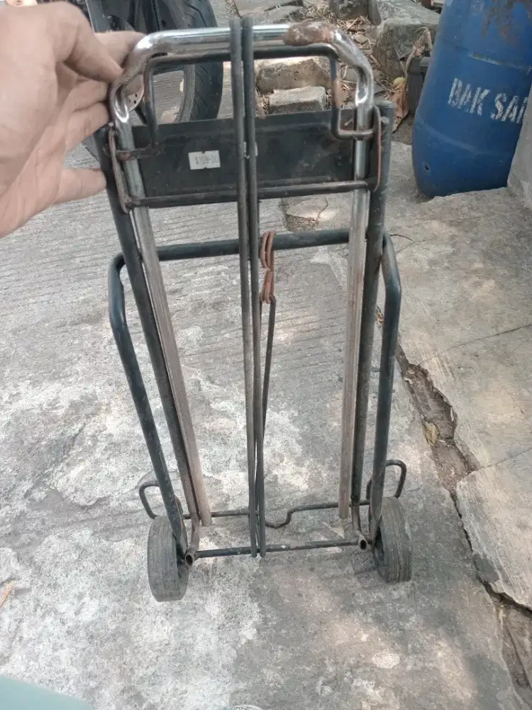 Troli buat bawa barang