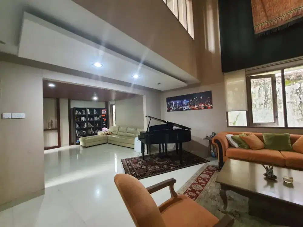 Turun Harga Rumah 2 lantai Semi Furnished Hadap Taman, Rapi Terawat - Futuristic Design