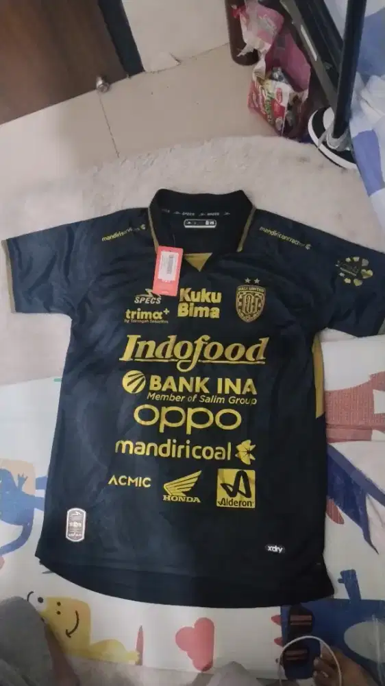 Jersey Bali United Specs Hitam Kuning Size L – Baru, Tag Masih Ada!
