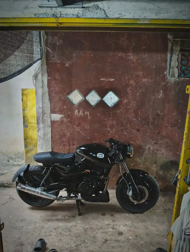 Pulsar 180 full black bratcafe