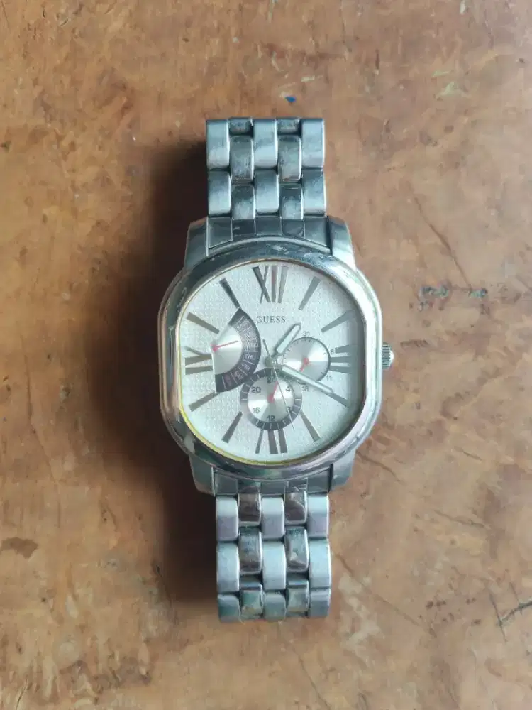 Jam tangan merk Guess