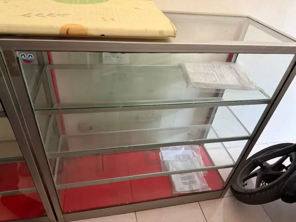 Rak etalase kaca