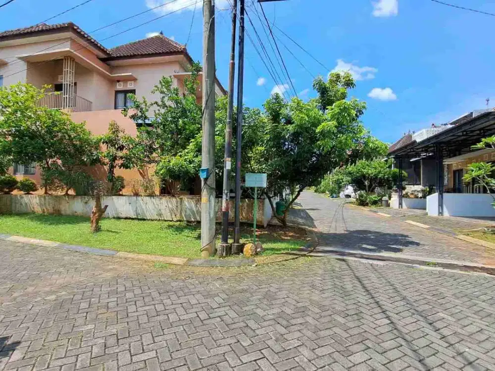 Rumah Second 2 Lantai Strategis Hook Bagus LT 150m² Murah