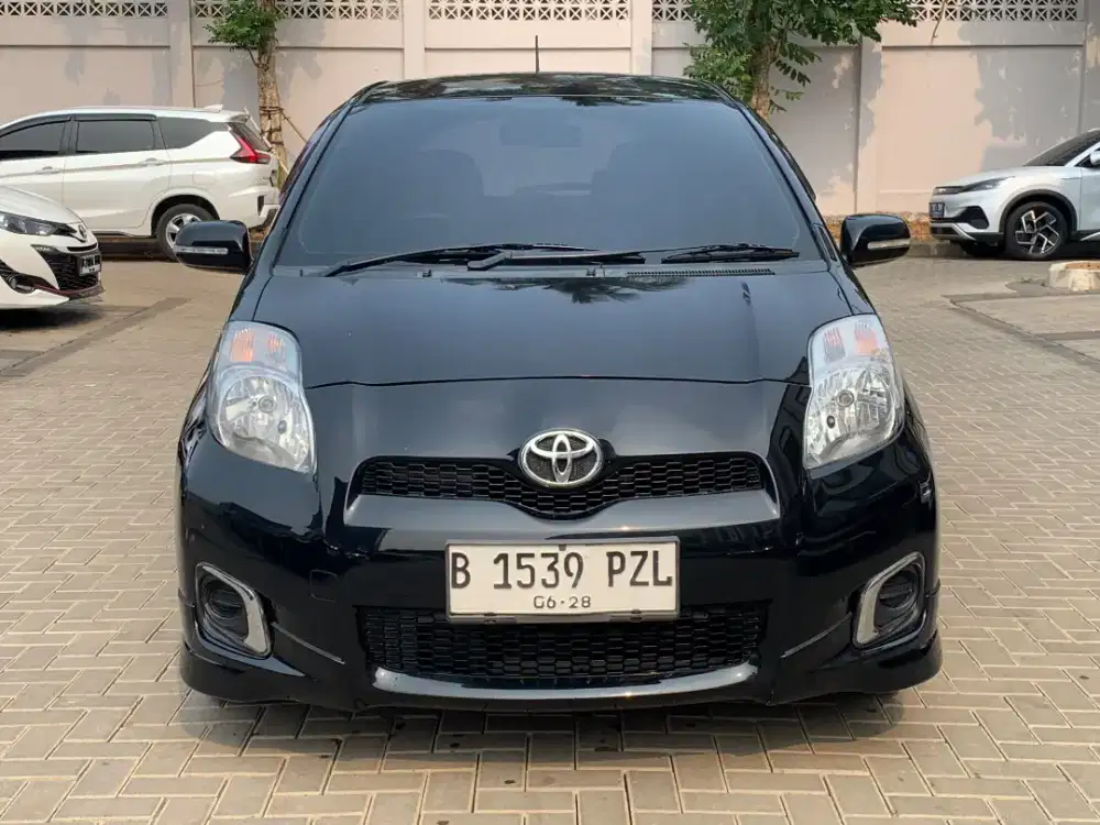 TOYOTA YARIS 1.5 E AT 2013 HITAM