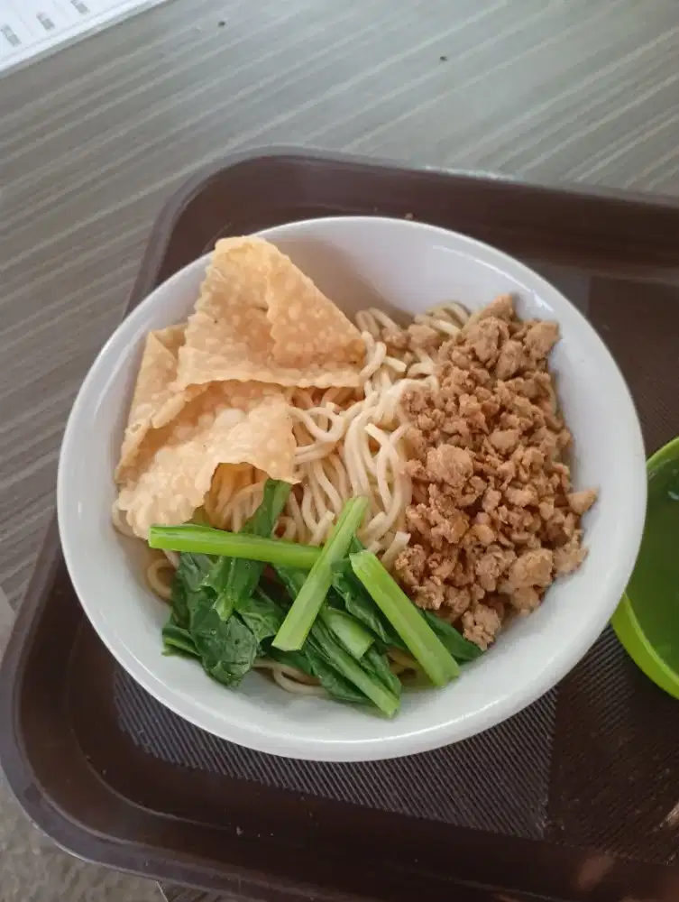 Petugas kebersihan kedai makanan