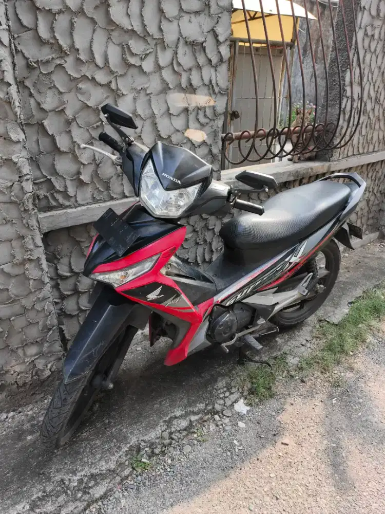 Supra 125 warna hitam merah