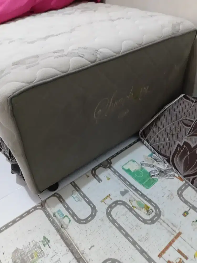 Tempat tidur seken layak pakai